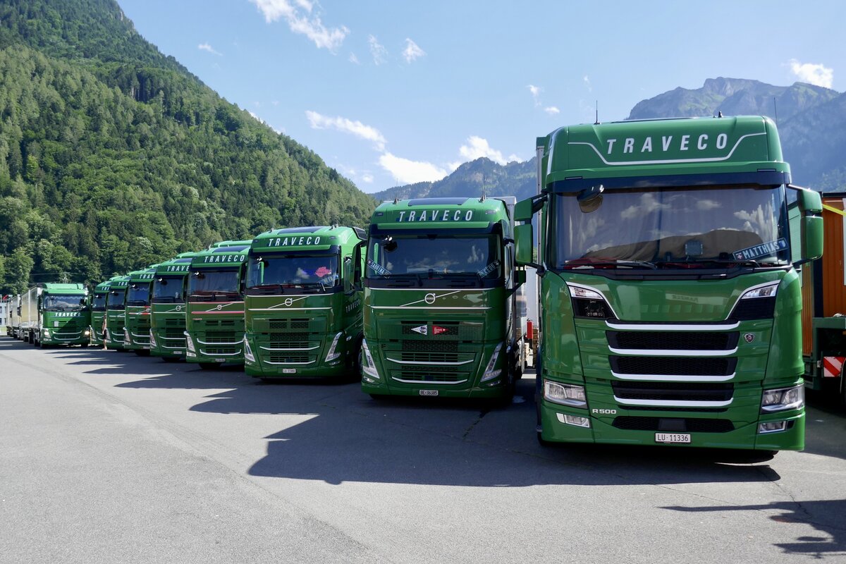 Scania und Volvo Pritschen von Traveco am 26.2.22 beim Trucker Festival Interlaken.