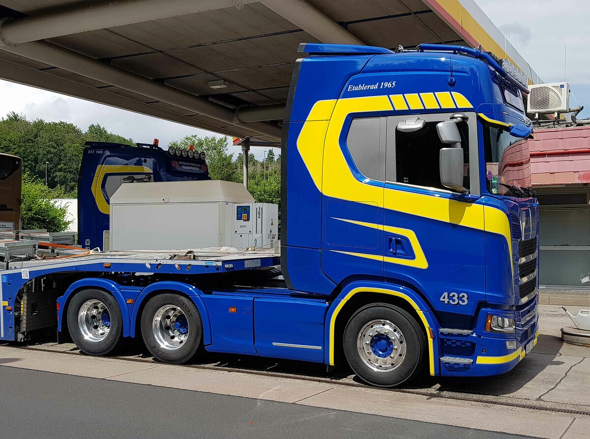 =Scania-Zugmaschine der schwedischen Spedition JB steht im Juni 2022 auf der Rastanlage Grossenmoor an der A 7