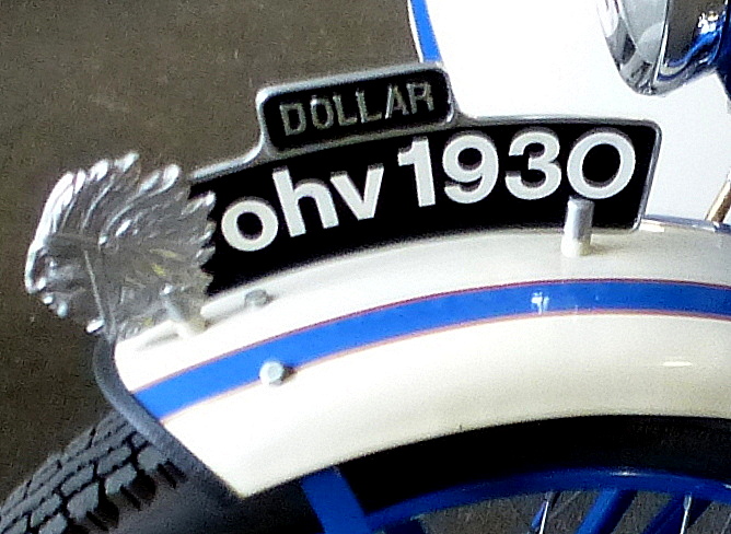 Schild auf dem Vorderradschutzblech eines Motorrades der französischen Firma Dollar von 1930, Aug.2014