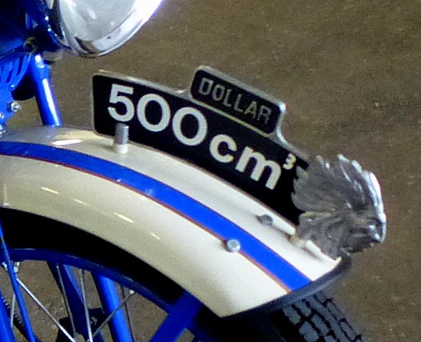 Schild auf dem Vorderradschutzblech eines Motorrades der französischen Firma Dollar aus dem Jahr 1930, Aug.2014