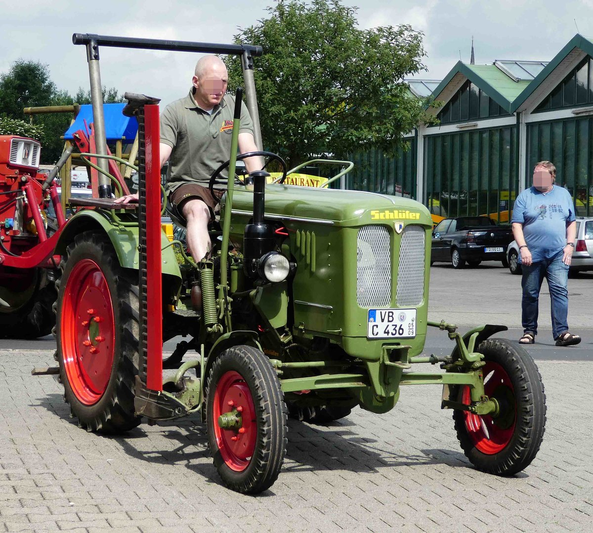 =Schlüter besucht die Traktorenausstellung  Ahle Bulldogge us Angeschbach oh Lannehuse  in Angersbach im Juni 2018