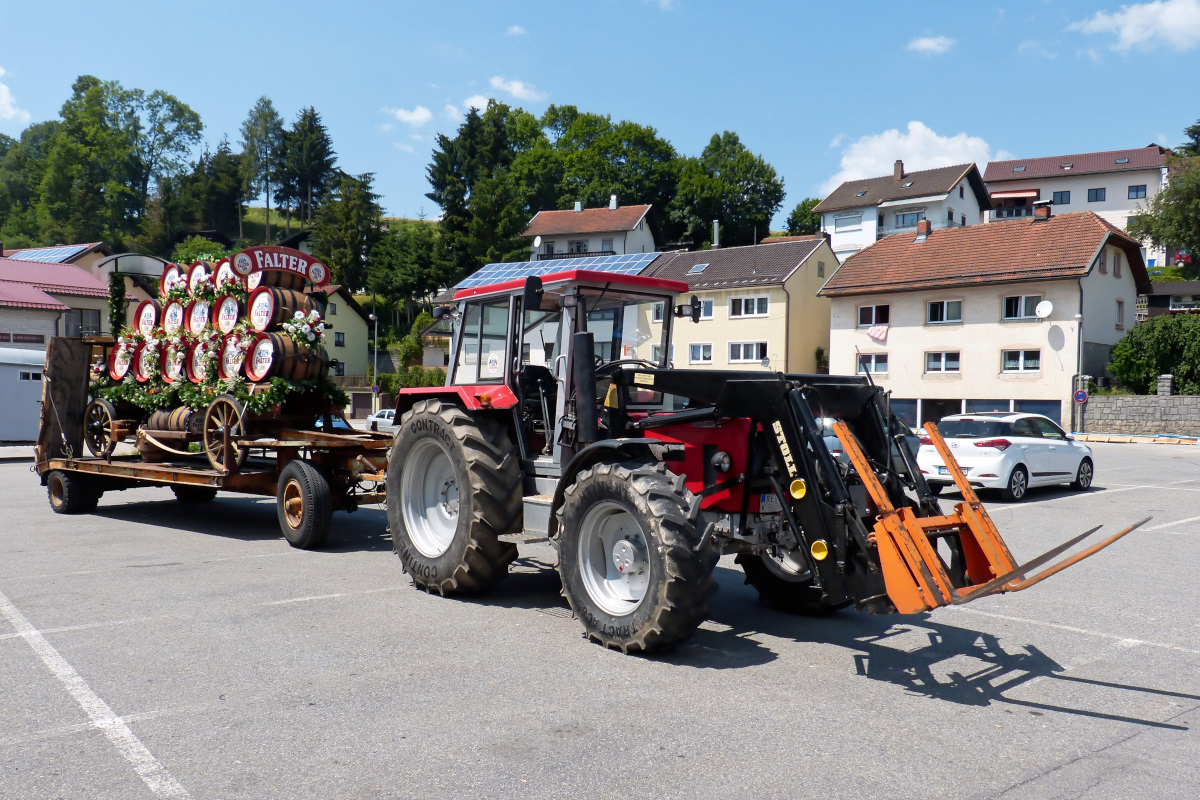 Schlüter Traktor mit Stapleraufbau und Traditionsanhänger auf dem Tiedflader. Vorbereitungen zum Pichelsteiner Fest in Regen. 24.06.2016