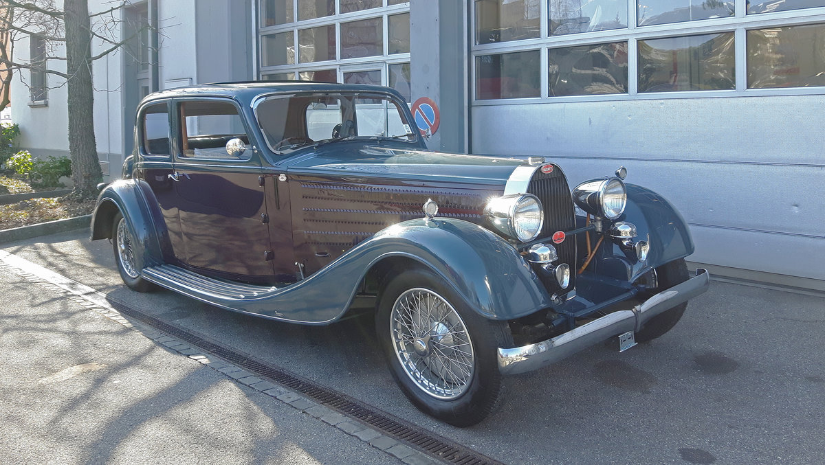 Schöner Bugatti steht vor einer Garage in Birsfelden. Die Aufnahme stammt vom 15.02.2017.