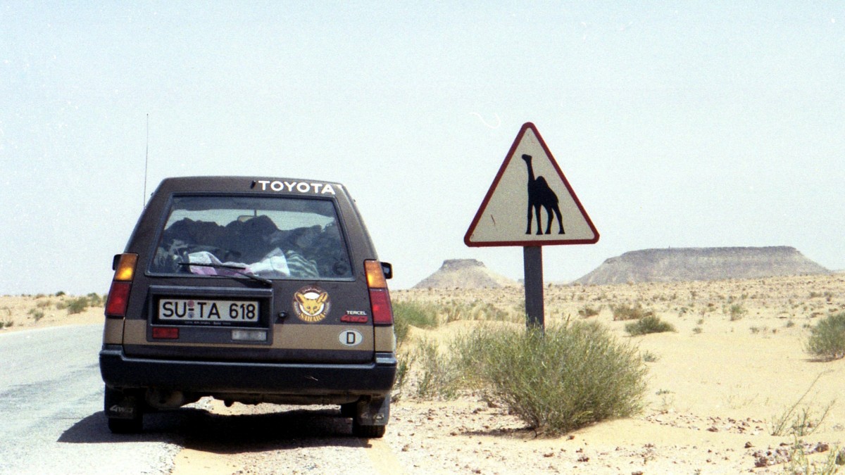 Schönes Schild gesehen 1985 in Algerien daneben ein Tojota Tercel 4WD.