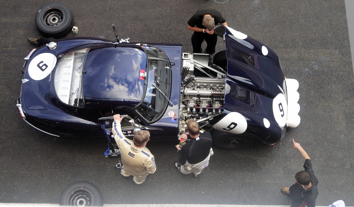 Schrauber arbeiten an einem JAGUAR E Type beim SPA SIX HOURS Endurance Race am 20 September 2014 in Spa Francorchamps. Gesehen vom F1 Boxendach 
