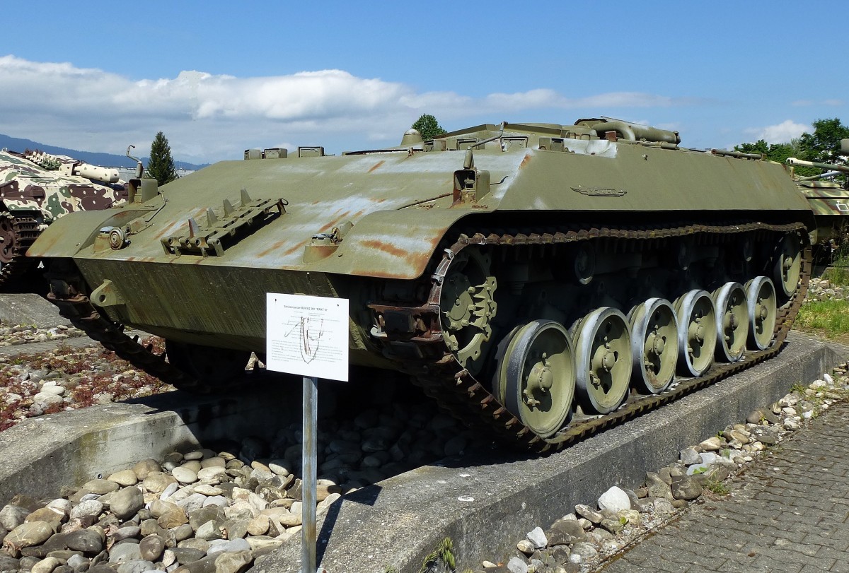 Schtzenpanzer Mowag 3M1  Pirat 18 , Baujahr 1962, gebaut von den Mowag-Werken in Kreuzlingen/Schweiz, 305PS, Vmax.70Km/h, konnte 9 Infanteristen befrdern, ist nicht in die Schweizer Armee eingefhrt worden, Panzermuseum Thun, Mai 2015