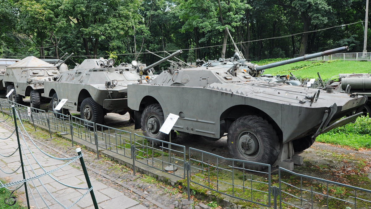 Schützenpanzerwagen vom Typ BRDM-1, BRDM-2 und BTR-152 im Museum der polnischen Armee. (Warschau, August 2011)