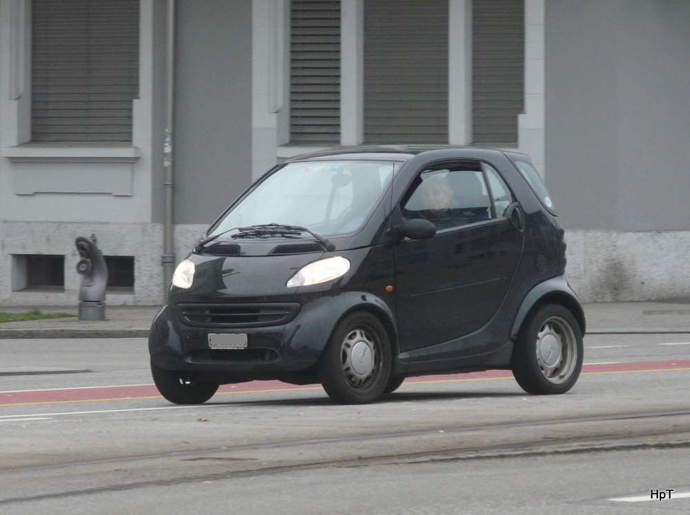 Schwarzer Smart unterwegs in der Stadt Solothurn am 25.01.2014