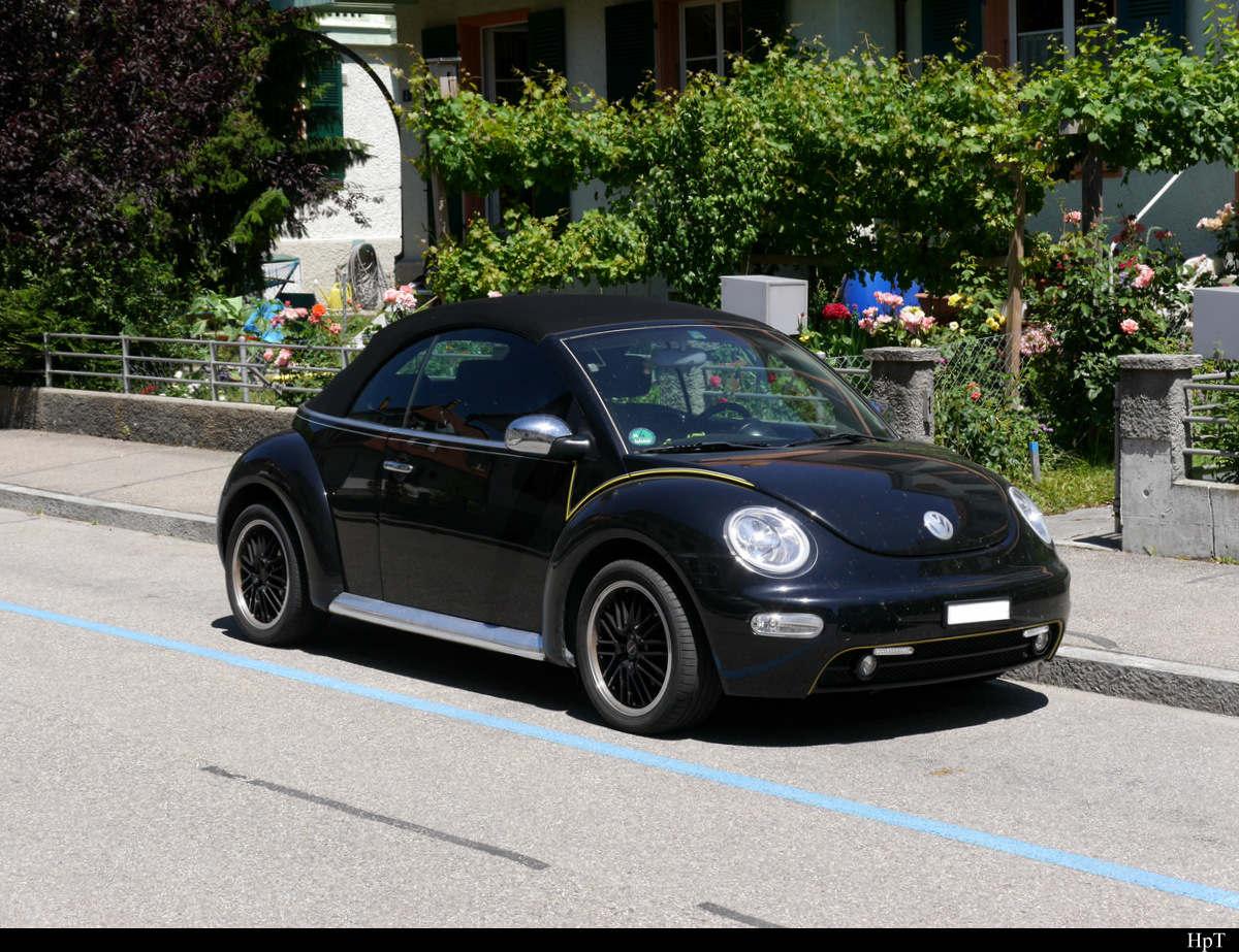 Schwarzer VW Beetle in Nidau am 29.06.2019