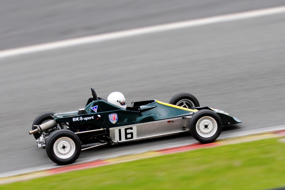 S.Davey ,VAN DIEMEN RF80 [FF Kent]beim Rennen des Monoposto Racing Club & Ford Kent,Spa Summer Classic 15.6.2013. Mitgezogen und schräg in Szene gesetzt um Dynamik auszudrücken!