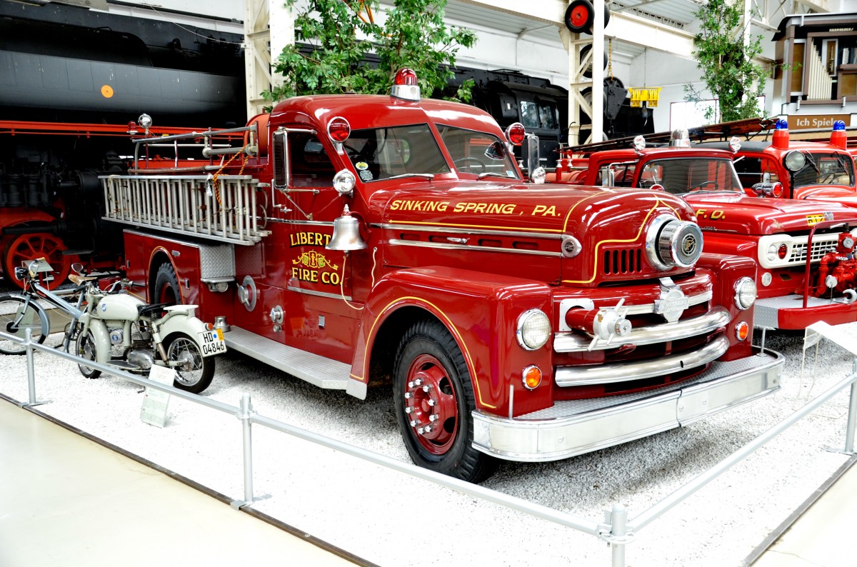 ,,Seagraves Pumper“ ein US Löschwagen aus dem Jahr 1958. Motor: 12-Zylinder, Hubraum:9L. Leistung: 220 PS. Der Löschwassertank fasst 2000 Liter und die Pumpe kann bis zu 3000 Liter pro Min. fördern. Gesehen im Museum Speyer am 09.06.2015.