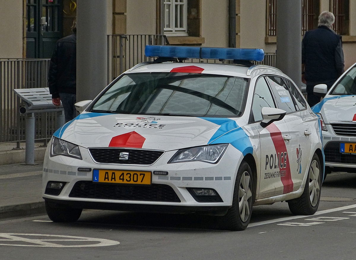 Seat Leon der luxemburgischen Polizei, gesehen am Bahnhof von Luxemburg. 11.2020