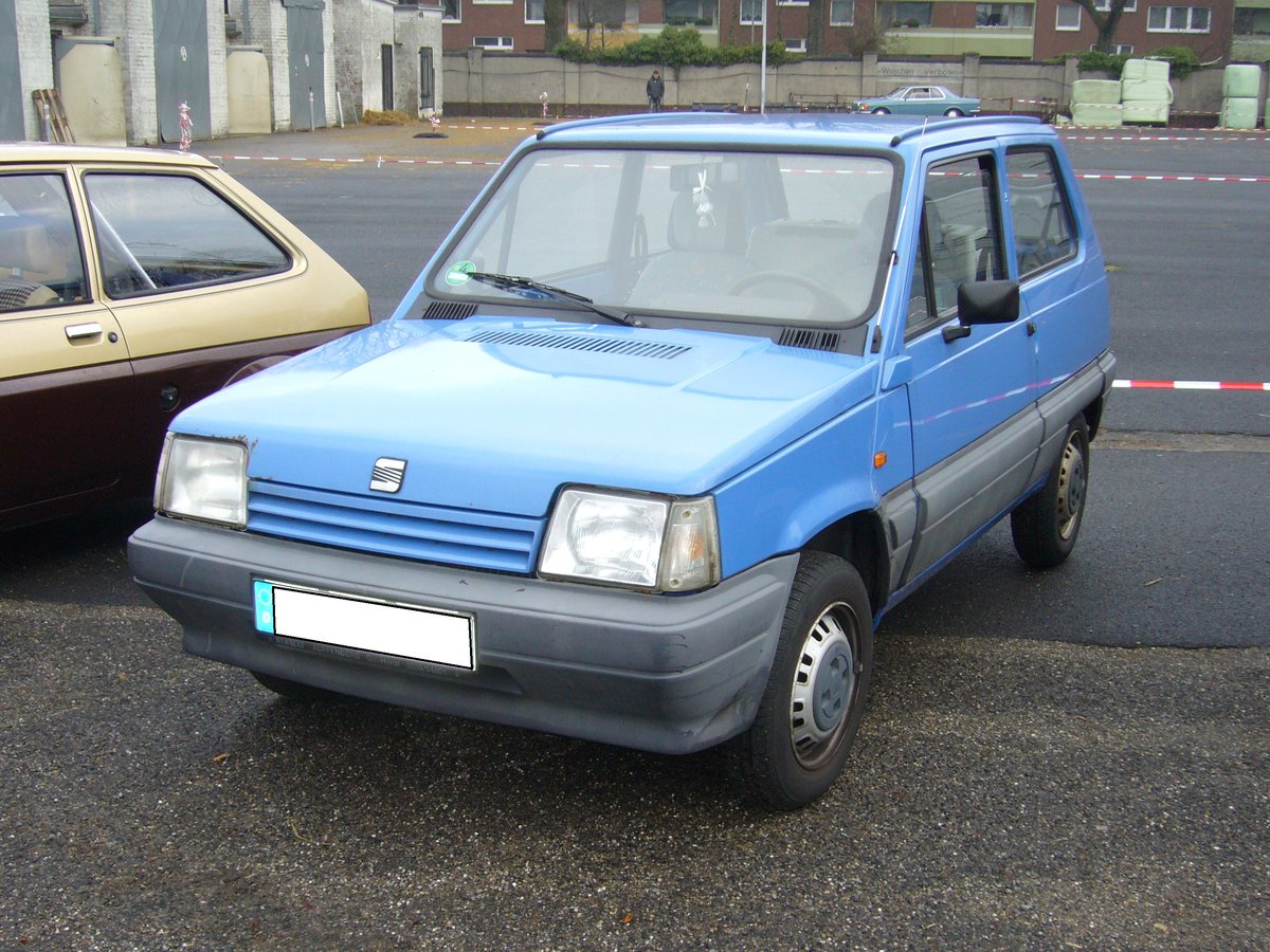Seat Marbella. 1985 - 1998. Der Marbella basierte auf dem bereits 1980 vorgestellten Fiat Panda. Er unterschied sich allerdings in einigen Details, wie zum Beispiel der abgeschrägten Front. Lieferbar war der Marbella mit zwei Benzin- und zwei Dieselmotoren. Oldtimer/Youngtimertreffen in Krefled am 18.12.2016.