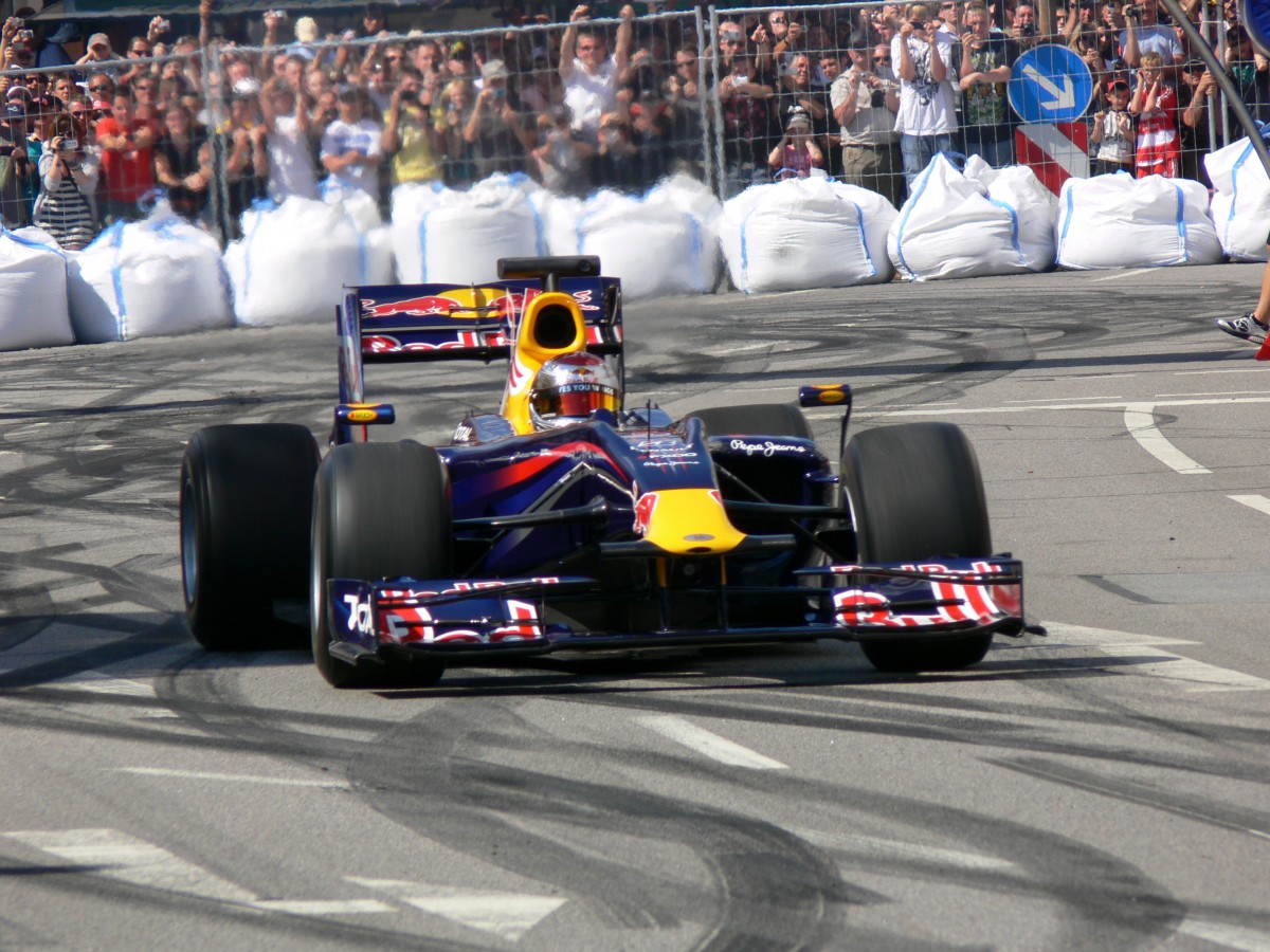 Sebastian Vettel beim Vettels Home Run in seinen Dienstwagen am 18.07.2010 in Heppenheim.  Eine Woche Später fand der Grand Prix von Deutschland auf dem Hockenheimring statt.