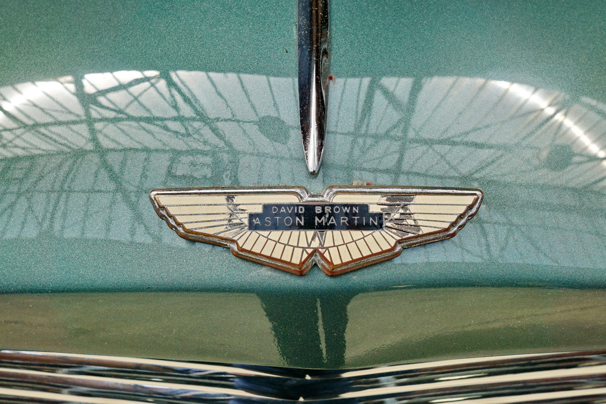 Seit 70 Jahren fährt Aston Martin im Zeichen von David Brown. Zum ersten mal erschien das Kürzel  DB  im Jahre 1948 auf einem Aston Martin DB1. James Bond fuhr einen DB10. Foto:32. Oldtimertage Berlin-Brandenburg; 13.05.2019