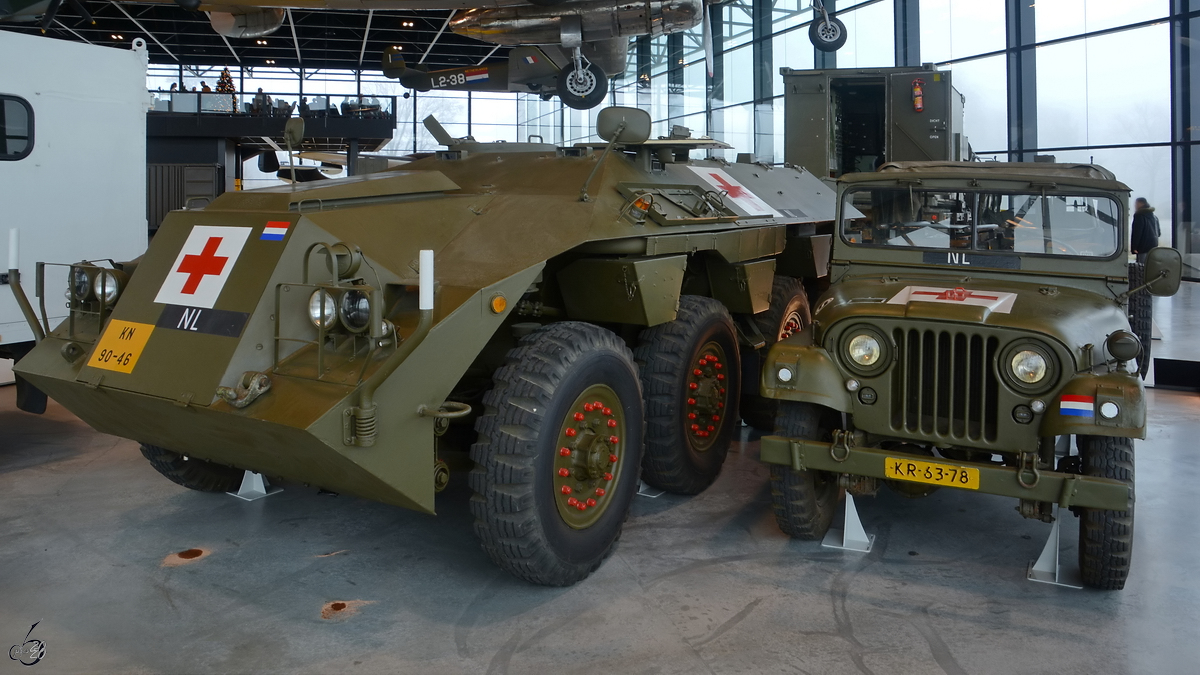 Seite an Seite stehen hier ein Sanitätspanzer auf Basis des DAF YP-408 und der Nekaf Ambulance Jeep auf Basis des M38A1 Willys Jeep, beide Ende Dezember 2016 im Nationalen Militärmuseum Soesterberg ausgestellt.
