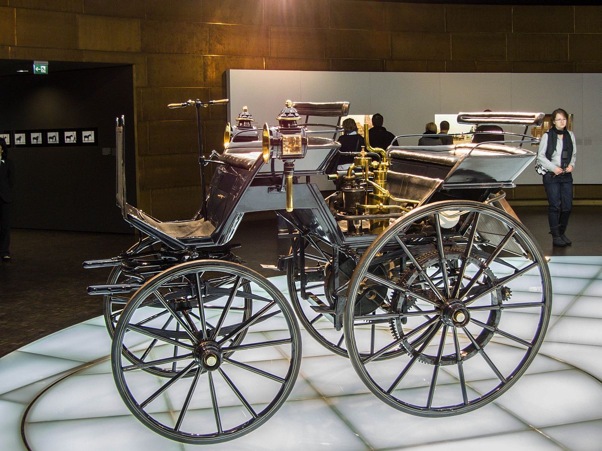 Seitenansicht des Daimler Motorkutsche. Foto: MErcedes-Benz Museum: 30.11.2013