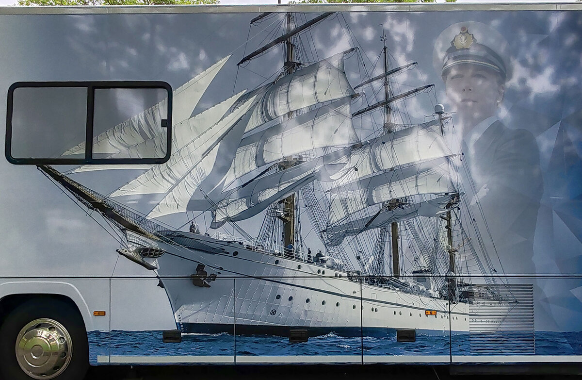 =Seitenbeklebung auf dem Infobus der Bundesmarine, gesehen beim Hessentag in Fulda, 06-2026