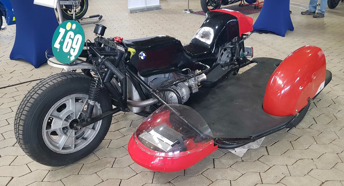 =Seitenwagen-Rennmotorrad mit BMW-Motor 998 ccm, ca. 80 PS, ausgestellt bei der Technorama 2023 in Kassel.