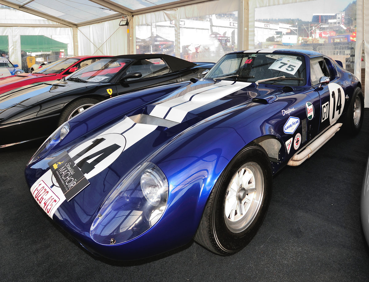 Shelby Cobra Daytona Réplica 1965, Ausstellung von Stanislas Machoïr – Classic & Sports Cars at Spa-Francorchamps. 6.Mai 2017 vor den Tribühnen
