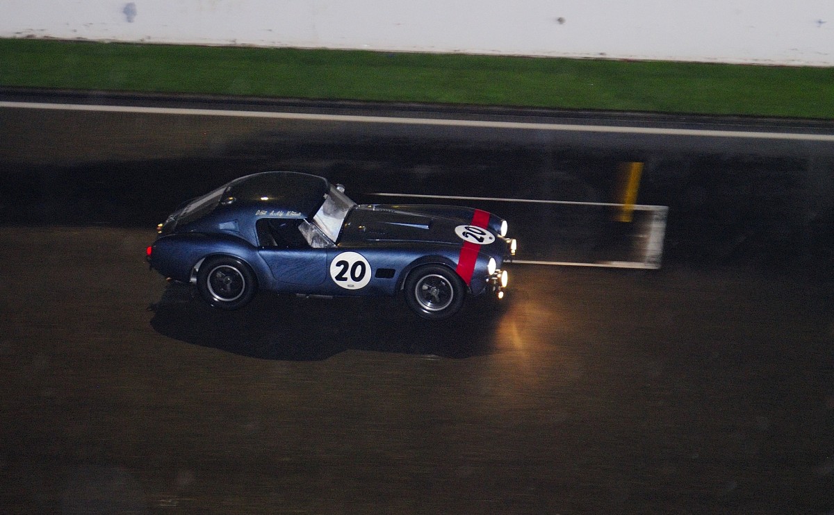 SHELBY Cobra im Regen, beim SPA SIX HOURS Classic 19.September 2015, Nachts vom Gebäude der Boxengasse. Blitzlicht ist erlaubt!