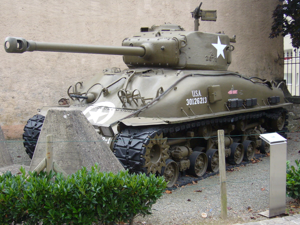Sherman M4A1 Tank. Dieser Tank wurde während der  Ardennen-Offensive  der Deutschen Wehrmacht 1944/1945 vom 37. Tankbataillon der 4. US-Panzerdivision eingesetzt. Kommandiert wurde dieser Panzer vom Bataillonskommandeur, Captain James Leach. Bewaffnet ist dieser Tank mit einer 76mm Kanone, einem Maschinengewehr mit dem Caliber 50 und zwei Maschinengewehren des Caliber 30. Dieser 37 Tonnen schwere Panzer  begrüßt  die Besucher des Musée National d´Historie Militaire in Diekirch/Luxemburg. 12.10.2016.