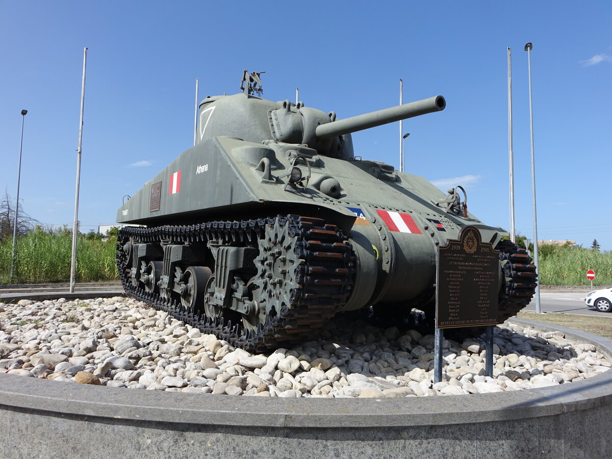 Sherman Panzer an einem Kreisverkehr in Ortona, Italien (16.09.2022)