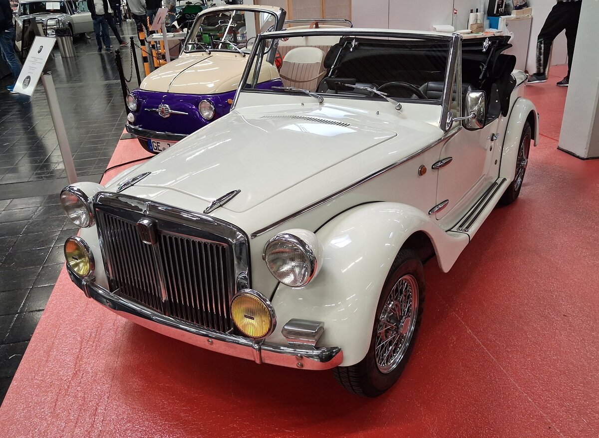 Siata Spring 850 Spider aus dem Jahr 1968. Der Siata Spring 850 Spider wurde von 1967 bis 1970 produziert. Die sehr eng mit der Marke Fiat kooperierende Firma Siata war ebenfalls in Turin ans�ssig. Der Spring war mit dem Motor des Fiat 850 ausger�stet. Dieser Vierzylinderreihenmotor ist im Heck verbaut und hat einen Hubraum von 843 cm� und leistet 37 PS. In Deutschland verkaufte sich der Retro Spider recht ordentlich. Soweit ich mich aus meiner Kindheit erinnern kann, konnte man den Wagen sogar �ber ein namhaftes Versandhaus beziehen. Techno Classica Salon in Dortmund am 25.09.2026.