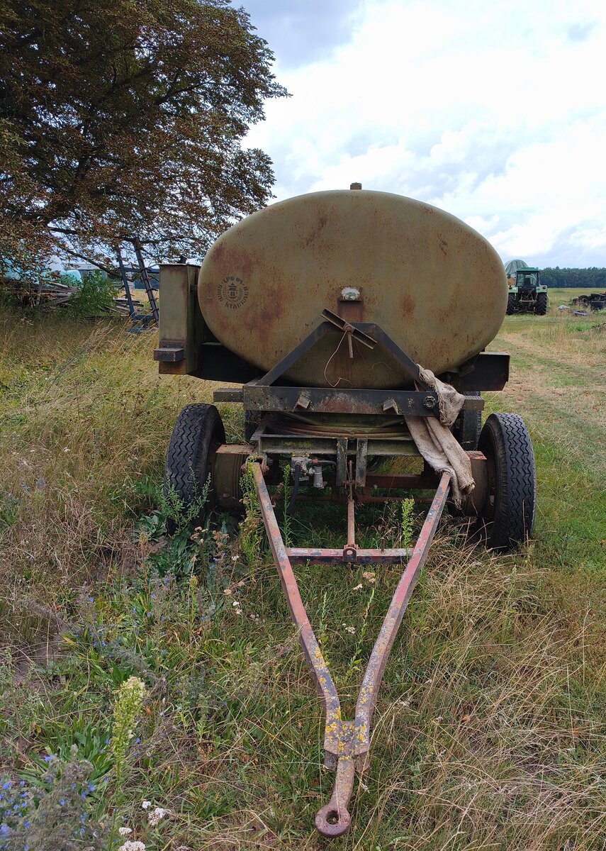 sicher schon lange abgestellt, dieser alte Tankanh�nger, der Fotograf glaubt, das es sich um einen ehemaligen Tankanh�nger der NVA handelt, welcher  sp�ter in der Landwirtschaft genutztr wurde. Abgestellt in Rubkow, 19.08.16  gegen 10:00 Uhr beim Wandern entdeckt.
 