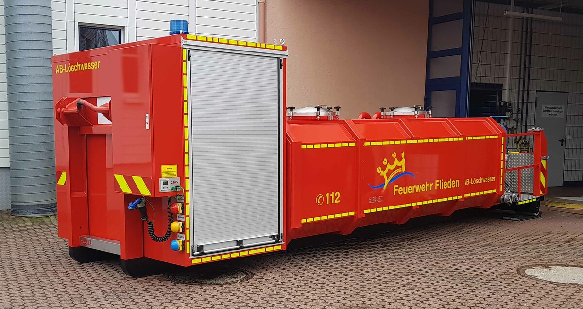 =SIEGLIFT AB-Wasser der Feuerwehr FLIEDEN, ein Abrollbehälter für 10000 l Lösch/Trinkwasser zur Versorgung der Feuerwehren, steht im Januar 2023 bei einem Ausbildungsvorhaben an der Feuerwache HÜNFELD MITTE.