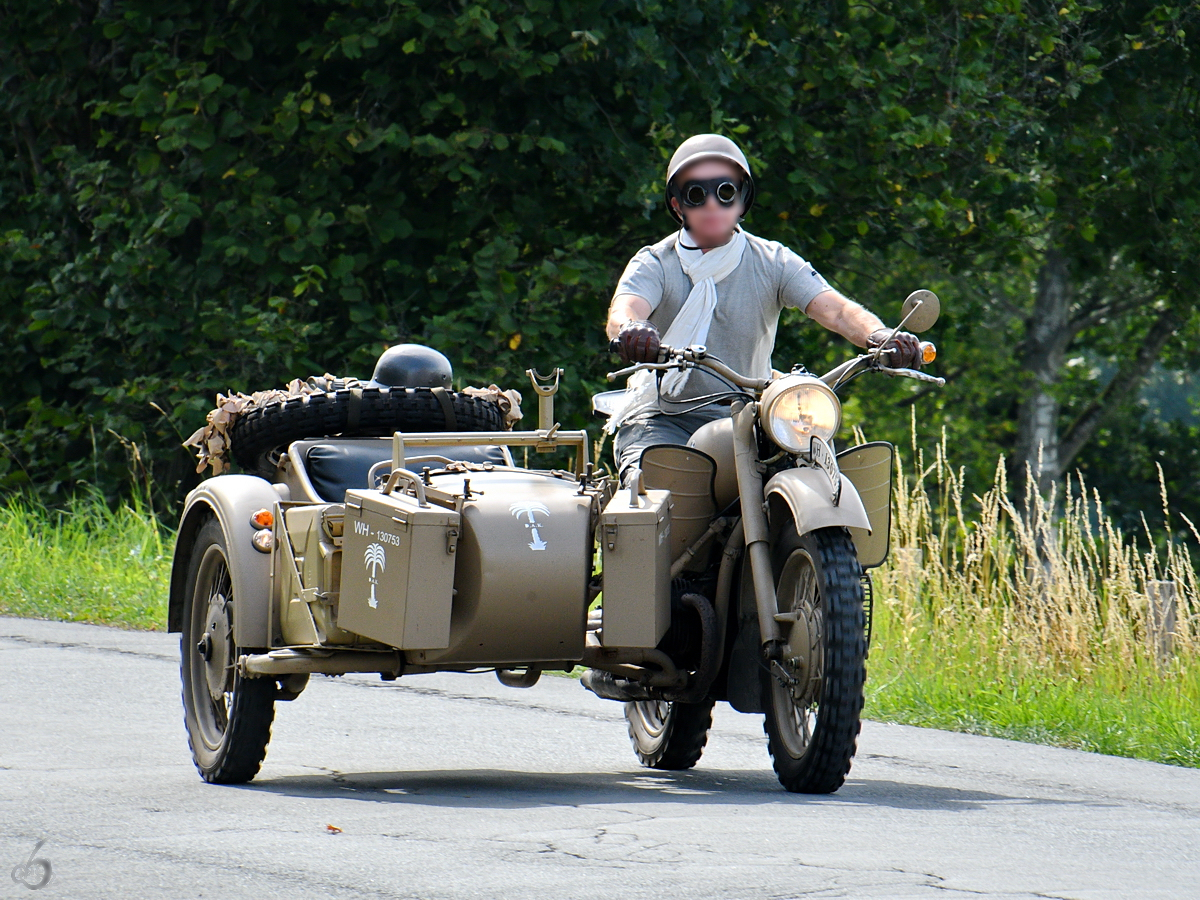 Sieht man so auch nicht alle Tage - ein altes Wehrmachtmotorrad mit Beiwagen. (Hüinghausen, Juli 2022)