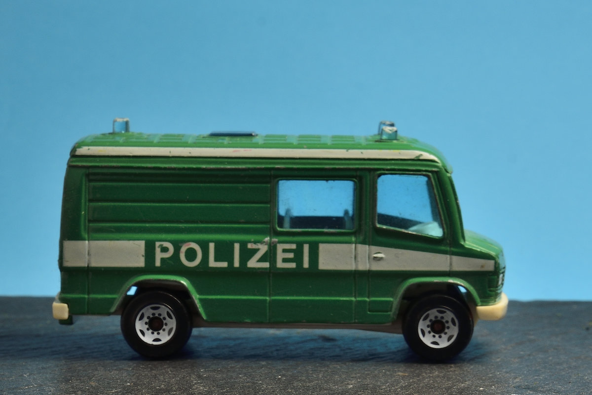 Siku Mercedes Benz Sprinter Polizei, Einsatzwagen. Tabletop-Fotografie 