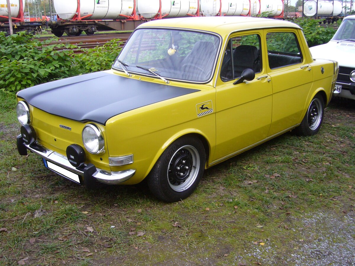 Simca 1000 Rallye. Auf der Basis des im Jahre 1961 vorgestellten Kompaktwagens Simca 1000, kam im Jahr 1970 das sportliche Modell Rallye auf den Markt. Der Rallye war nur in den Farben orange, gelbgrün (Foto) und weiß zu bekommen. Der im Heck verbaute, wassergekühlte Vierzylinderreihenmotor hat einen Hubraum von 1294 cm³ und leistet 60 PS. Im Jahr 1972 wurde das Modell durch den Rallye 2 abgelöst. Oldtimertreffen an der Niebu(h)rg in Oberhausen/Rheinland am 17.10.2021.