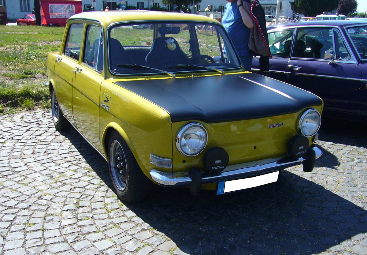 Simca 1000 Rallye. uf der Basis des im Jahre 1961 vorgestellten Kompaktwagens Simca 1000, kam im Jahr 1970 das sportliche Modell Rallye auf den Markt. Der Rallye war nur in den Farben orange, gelbgrün (Foto) und weiß zu bekommen. Der im Heck verbaute, wassergekühlte Vierzylinderreihenmotor hat einen Hubraum von 1294 cm³ und leistet 60 PS. Im Jahr 1972 wurde das Modell durch den Rallye 2 abgelöst. Oldtimertreffen am Flughafen Essen/Mülheim am 07.08.2022.
 