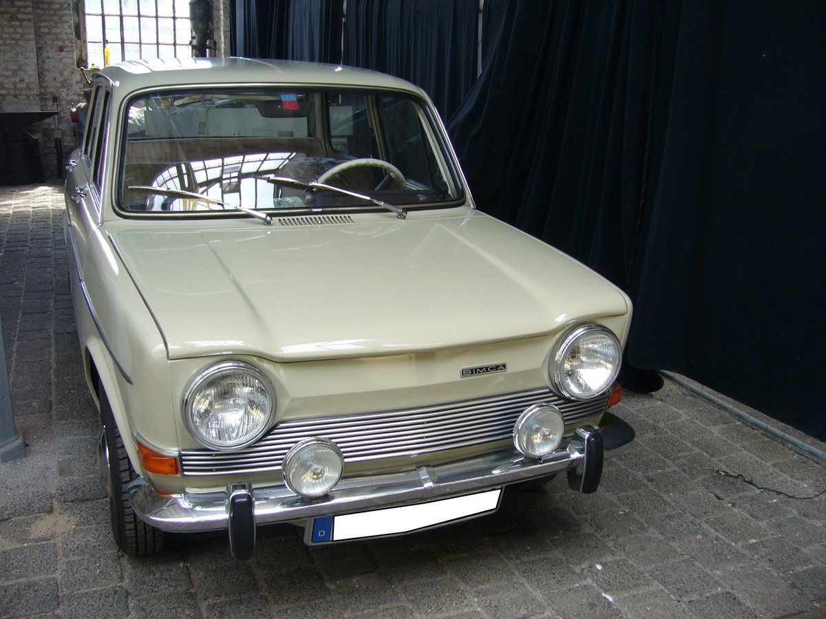 Simca 1000GLE, der Modelljahre von 1968 bis 1976. Vorgestellt wurde der Simca 1000 im Jahr 1961. Das Modell war ein Verkaufserfolg. Als im Jahr 1978 diese Modellreihe eingestellt wurde waren fast 1.7 Millionen Fahrzeuge dieses Typs produziert worden. Der im Heck verbaute, wassergekühlte Vierzylinderreihenmotor hat in diesem Modell einen Hubraum von 1118 cm³ und leistet 49 PS. Die Höchstgeschwindigkeit liegt bei 145 km/h. Alte Dreherei in Mülheim an der Ruhr am 21.06.2020.