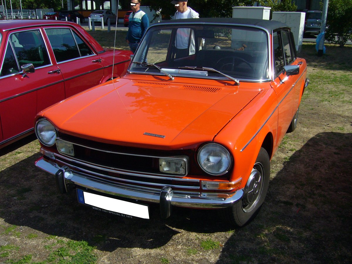 Simca 1501 Special. 1970 - 1976. Als Simca 1300 wurde das Modell bereits 1963 vorgestellt. 1966 erfolgte das erste Facelift des 1300, das dem Aussehen des abgelichteten 1501 Special schon sehr ähnlich war. Ab 1970 wurde dann dieses Modell und das schwächere Schwestermodell 1301 Special produziert. Der Simca auf dem Foto stammt aus dem Jahr 1975. Der Vierzylinderreihenmotor hat einen Hubraum von 1475 cm³ und leistet 71 PS. Die Höchstgeschwindigkeit wurde mit 160 km/h angegeben. Oldtimertreffen Duisburg-Wedau am 26.08.2018.