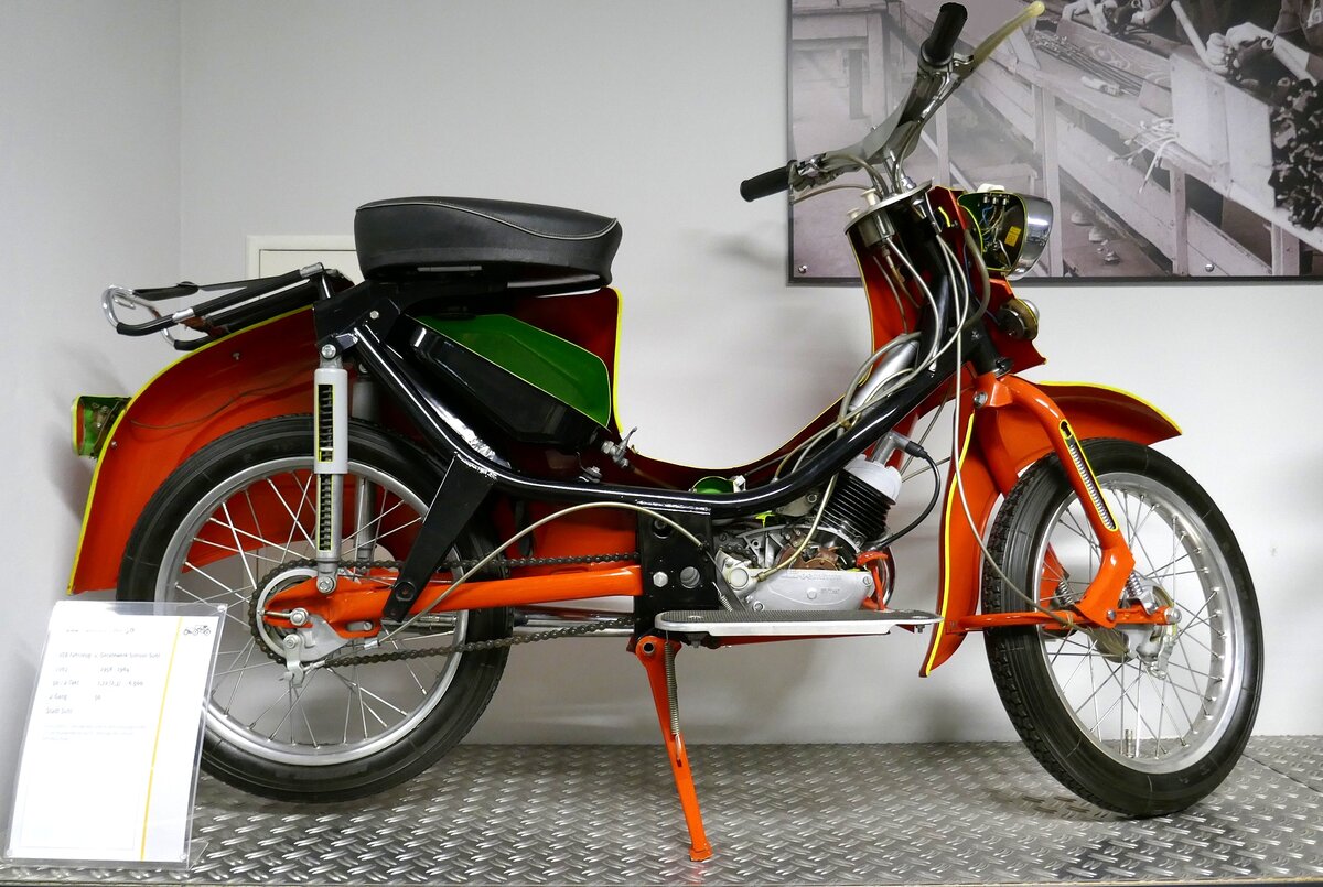 Simson KR50, das Moped wurde von 1958-64 gebaut, 50ccm, 2-Takt, 2,3PS, Vmax.50Km/h, hier ein Anschauungsmodell für die Lehrlingsausbildung, Fahrzeugmuseum Suhl, April 2025