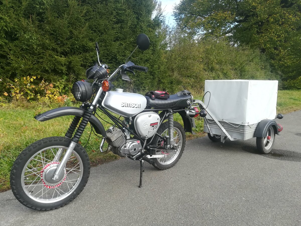 Simson S 51 Enduro mit einem MWH/RB Anhänger. Aufgenommen am 15.10.2021