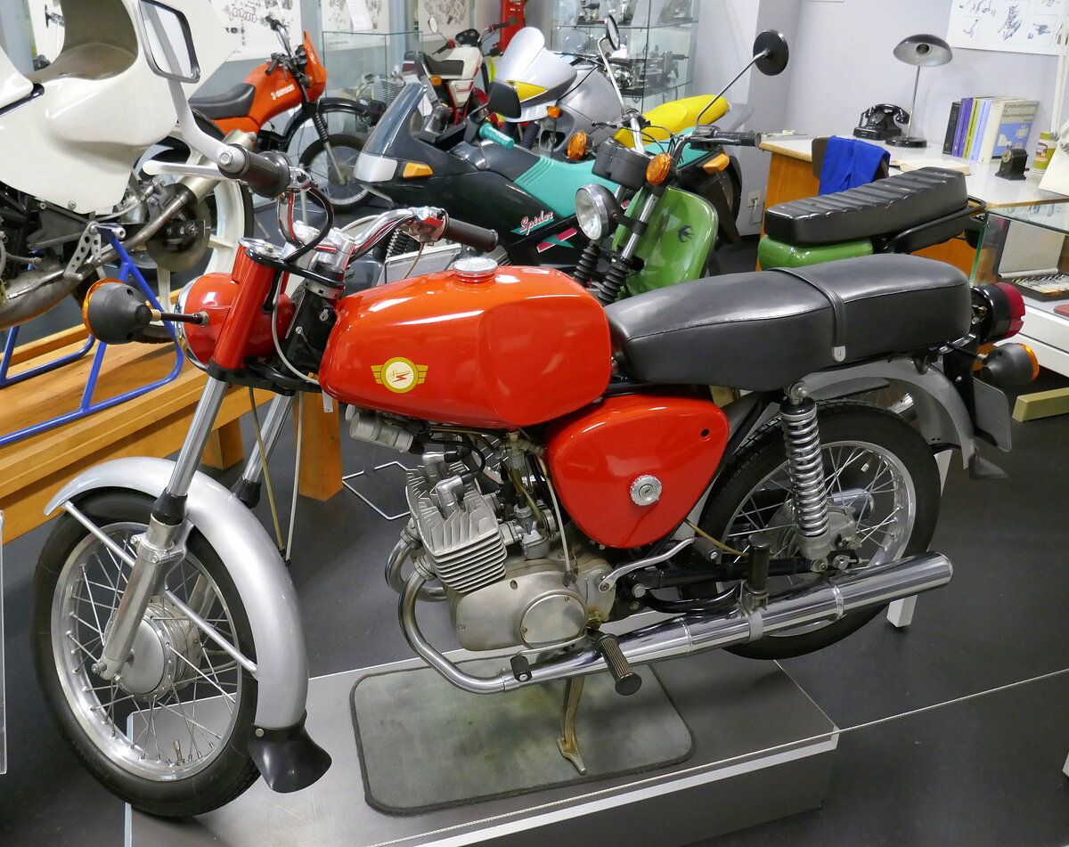 Simson S100, Kleinkraftrad mit 2-Zyl.2-Takt, 100ccm, 11,5PS, 5-Gang, Vmax.100Km/h, Baujahr 1970, Funktionsmuster, keine Serienfertigung, Fahrzeugmuseum Suhl, April 2025
