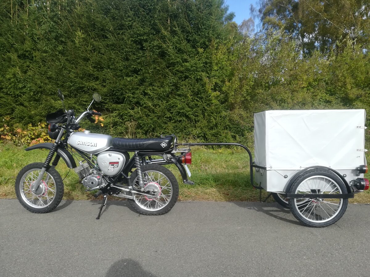 Simson S51 Enduro mit einem MKH/M3 Anhänger. Aufgenommen am 15.10.2021 ...