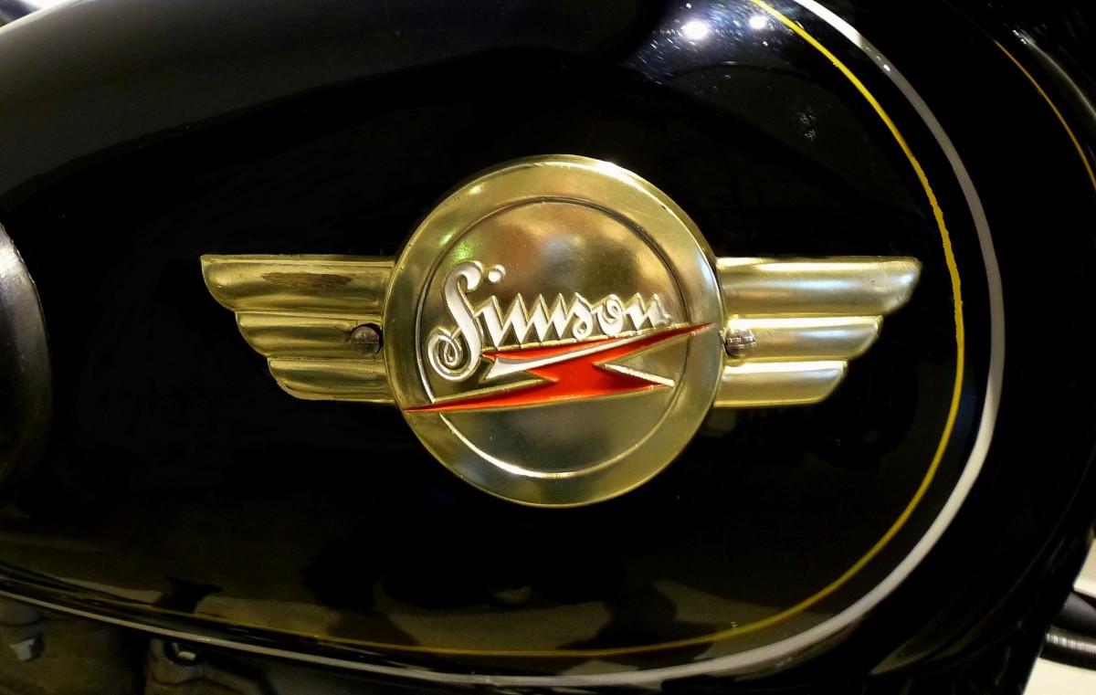 Simson Suhl, Tankemblem am Oldtimer-Motorrad  AWO 425  der VEB Fahrzeugwerke Suhl/Thringen, Jan.2015
