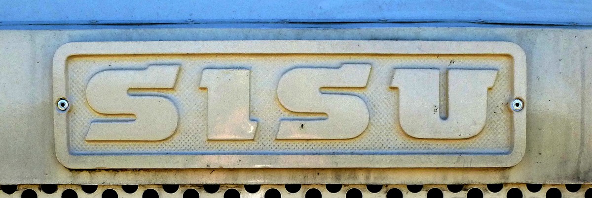 SISU, Schriftzug an einem LKW, die Fahrzeugbaufirma in Finnland besteht seit 1931, Mai 2015