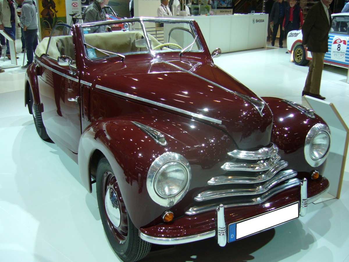 Skoda 1102 Cabriolet. 1949 - 1952. Die Skoda Modelle 1101 & 1102 basieren auf dem Vorkriegs Popular. Unter der Motorhaube werkelt ein 4-Zylinderreihenmotor, der 32 PS aus 1089 cm³ Hubraum leistet. Techno Classica am 18.04.2015.