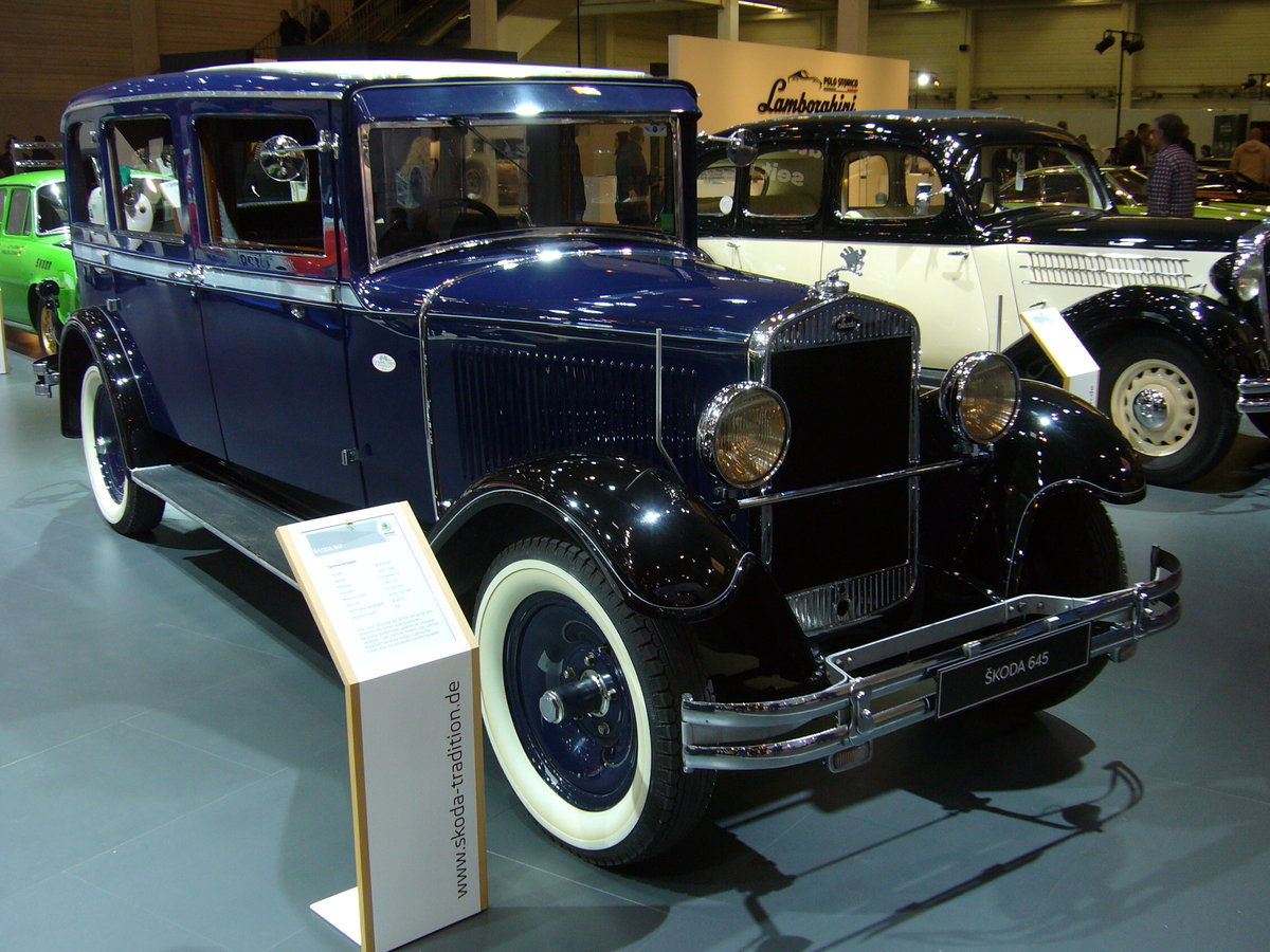 Skoda 645. 1929 - 1934. Der Luxuswagen Skoda 645 wurde nach Kundenwunsch in folgenden Karosserieversionen geliefert: Als viertürige Limousine (Foto), Landaulet, Tudor, Phaeton oder Cabriolet. Der Aufbau wurde in gemischter Bauweise ausgeführt, das bedeutet auf das Chassis wurde ein Holzskelett aufgebaut, das mit Blechpaneelen verkleidet wurde. Der Sechszylinderreihenmotor hat einen Hubraum von 2492 cm³ und leistet 45 PS. Insgesamt stellte Skoda 758 Fahrzeuge vom Typ 645 her. Techno Classica Essen am 22.03.2018.