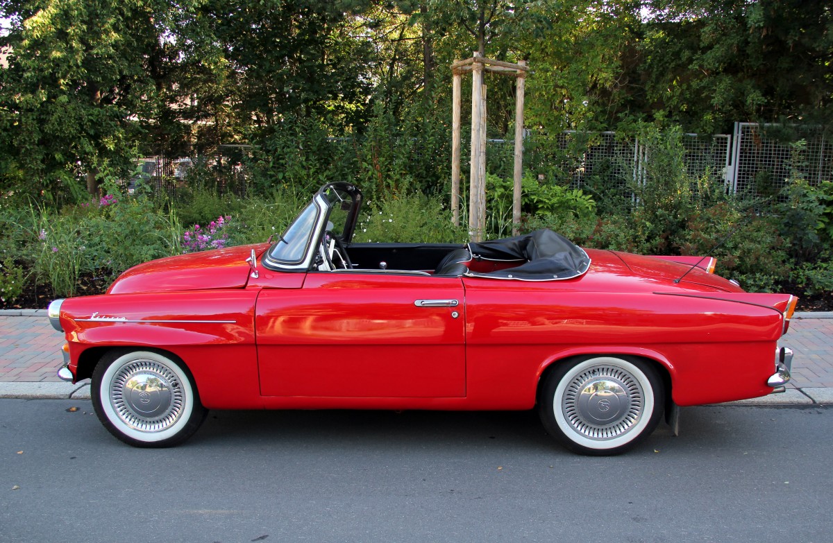 SKODA Felicia Cabrio. Zusehn bei einer Oldtimerausstellung in Zeulenroda. Foto 01.09.2013