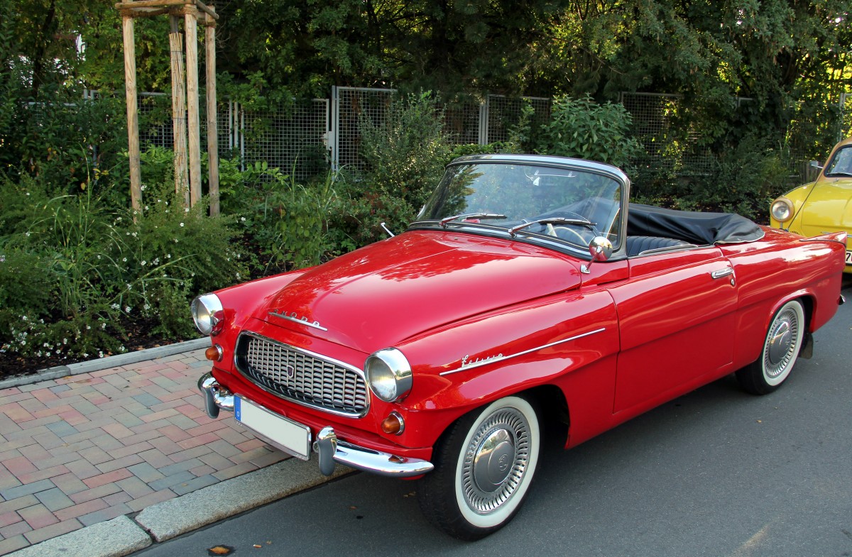 SKODA Felicia Cabrio. Zusehn bei einer Oldtimerausstellung in Zeulenroda. Foto 01.09.2013