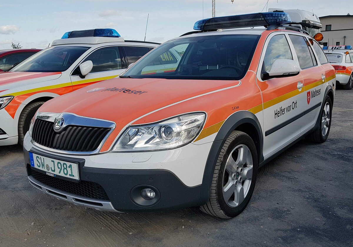 =Skoda Octavia als Helfer-vor-Ort-Fahrzeug der MALTESER steht auf dem Parkplatz der Rettmobil 2022, 05-2022