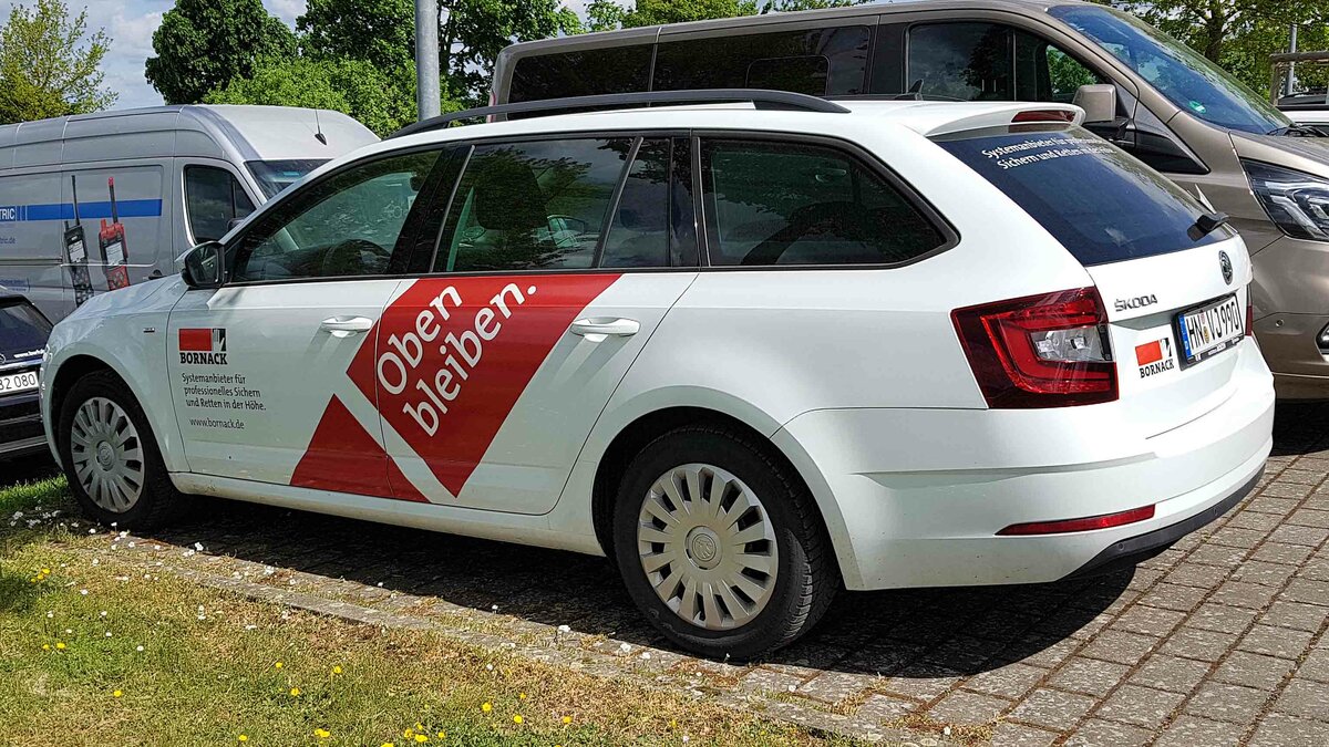 =Skoda Octavia der Firma BORNACK steht auf dem Parkplatzgelände der RettMobil 2022 in Fulda, 05-2022