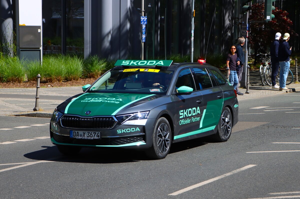 Skoda Octavia der Rennleitung beim Radklassiker Rund um den Finanzplatz Eschborn in Frankfurt am Main am 01.05.26 