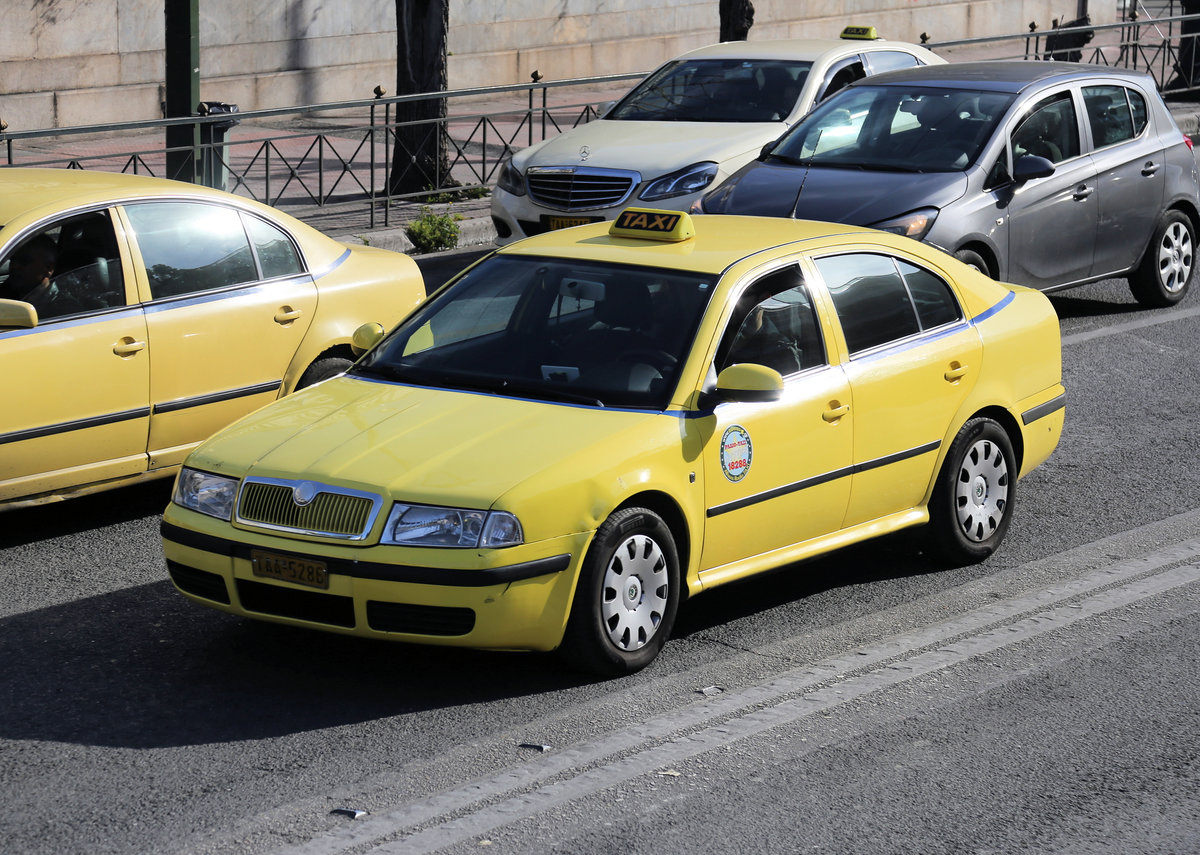 Skoda Oktavia Taxi am 6.3.2020 in Athen nahe Synthagma Platz.